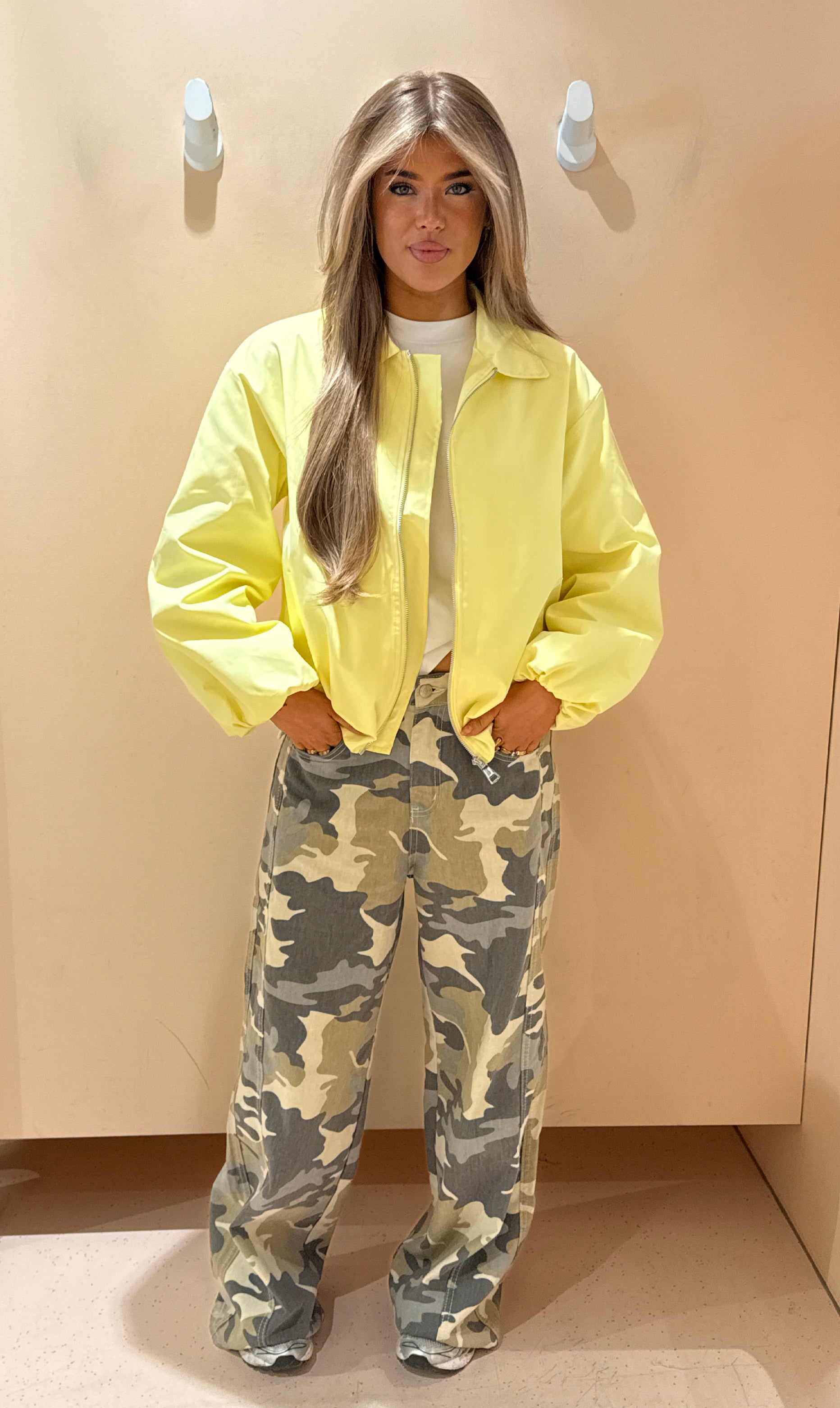 Bomber jacket sari geel